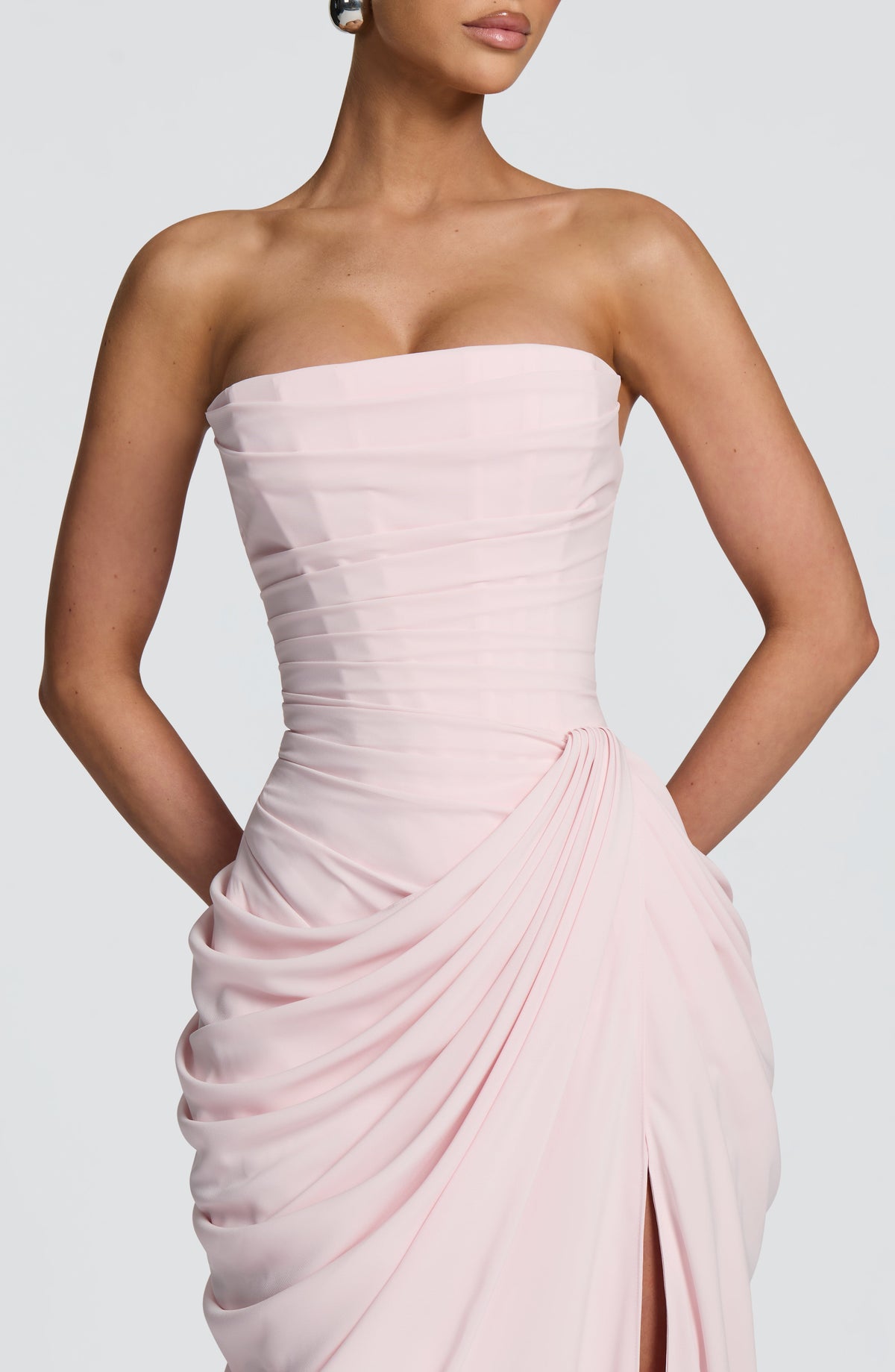 Vestido rosa claro sin tirantes con fruncido en el corpiño y drapeado