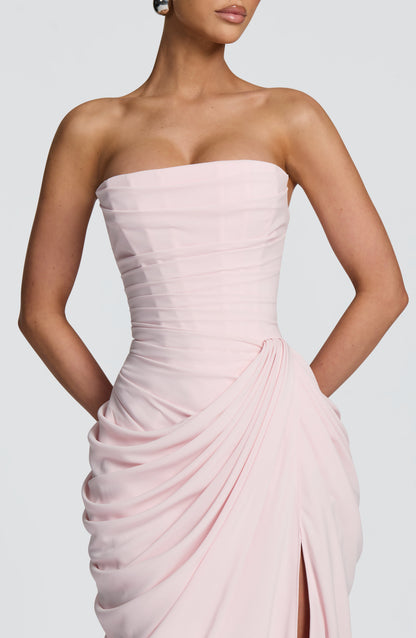Vestido rosa claro sin tirantes con fruncido en el corpiño y drapeado