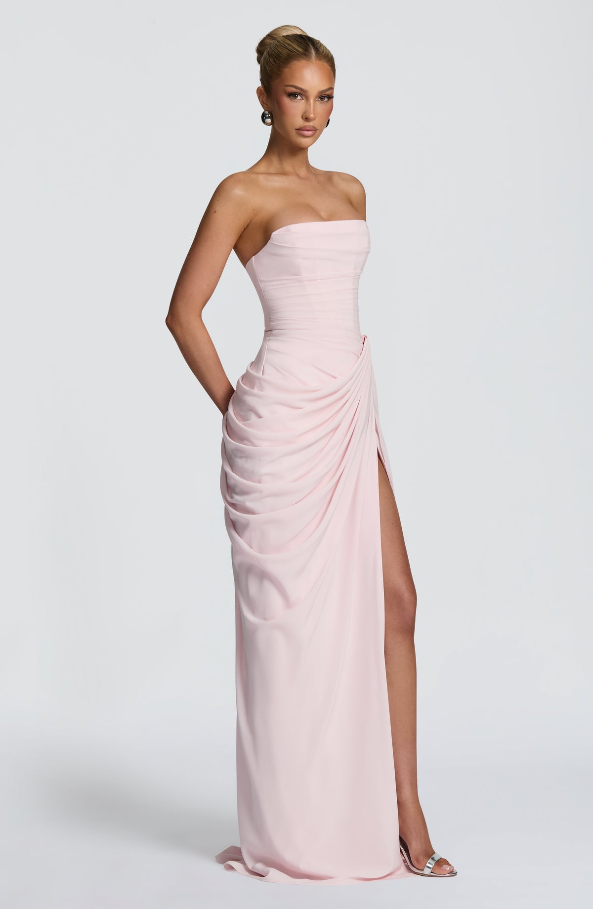 Vestido rosa claro sin tirantes con fruncido en la cintura y abertura alta