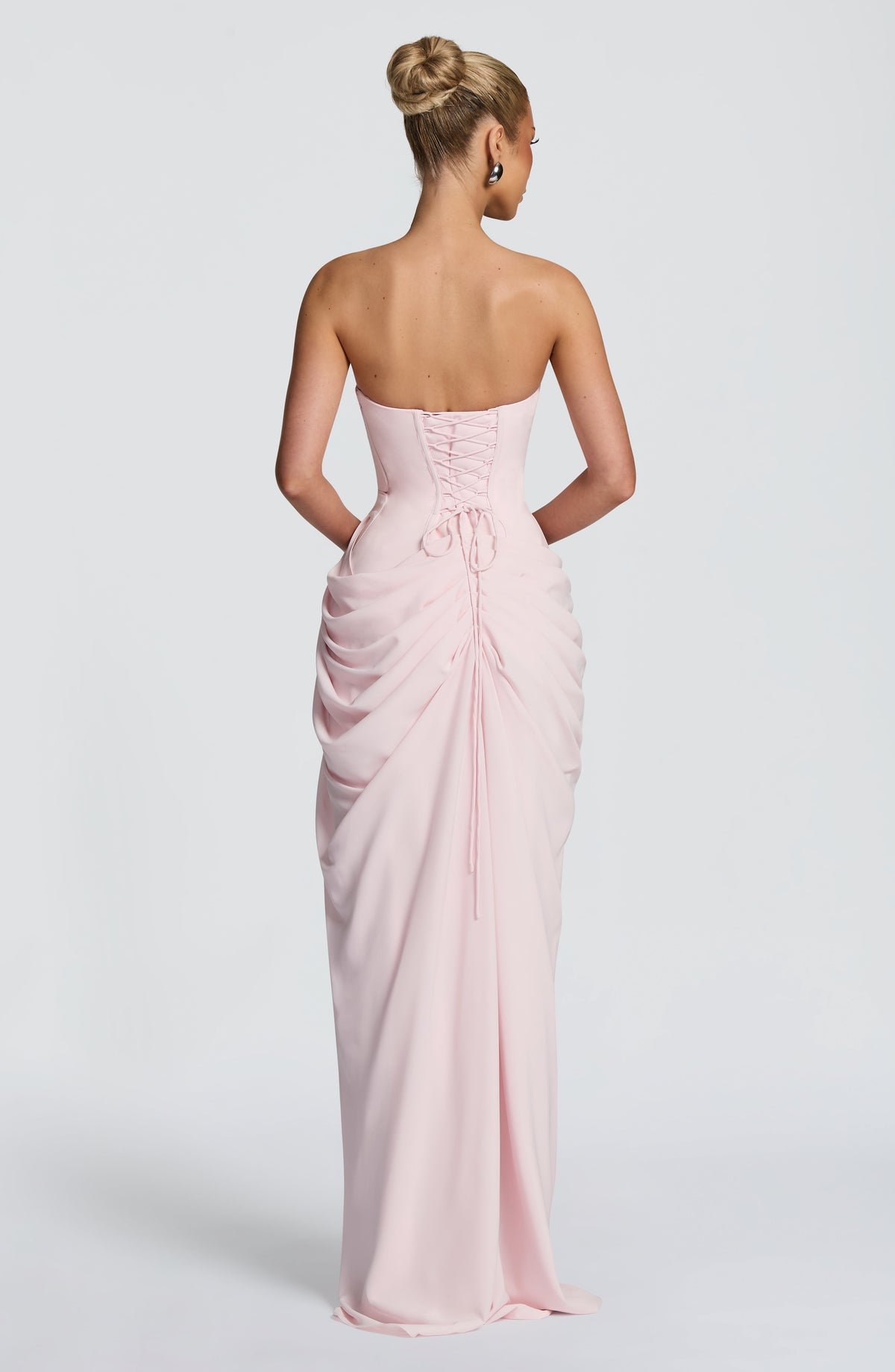 Vestido rosa claro palabra de honor con espalda descubierta y drapeado fruncido