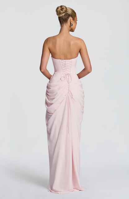 Vestido rosa claro palabra de honor con espalda descubierta y drapeado fruncido