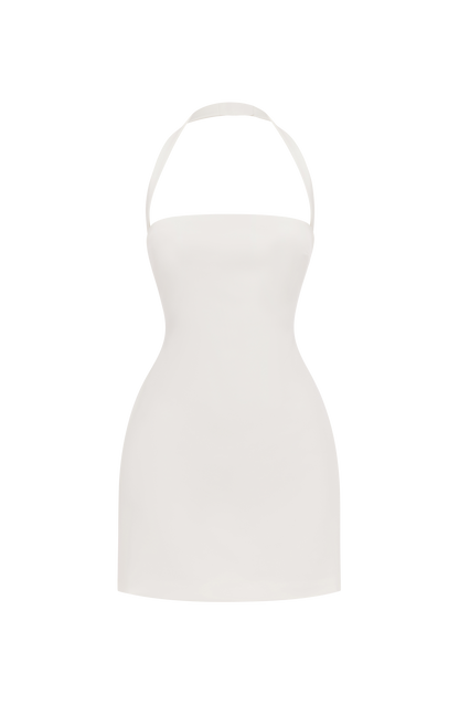 Vestido blanco corto sin mangas, silueta entallada y escote halter