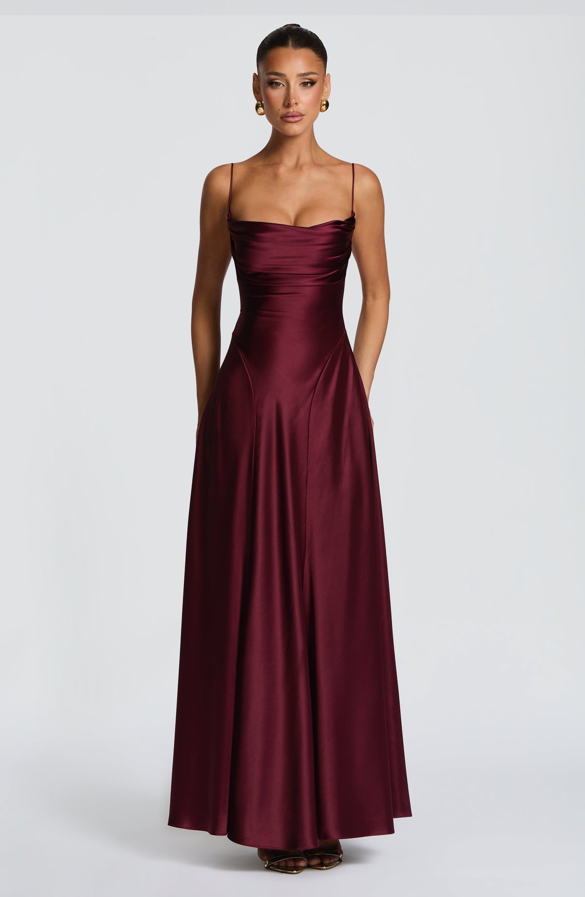 Vestido ALICIA satinado burdeos con tirantes finos y falda con caída