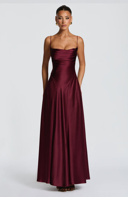 Vestido ALICIA satinado burdeos con tirantes finos y falda con caída