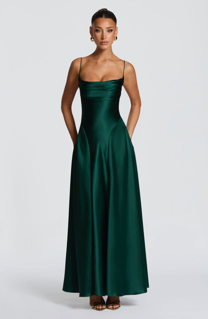 Vestido ALICIA verde oscuro satinado con escote cuadrado y falda amplia.