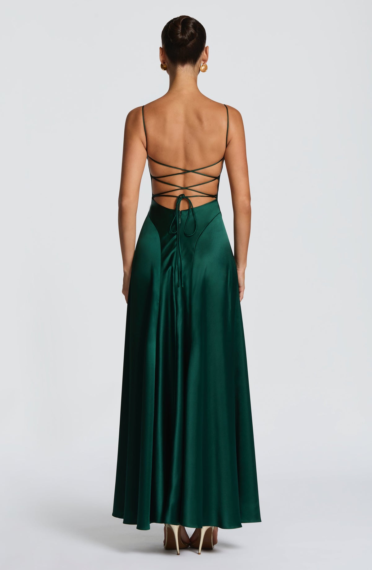 Vestido ALICIA verde oscuro satinado, espalda cruzada con lazo ajustable.