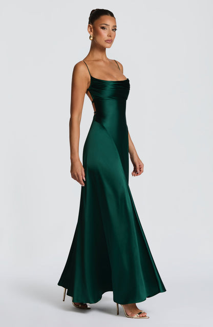 Vestido ALICIA verde oscuro satinado con tirantes finos y falda evasé.