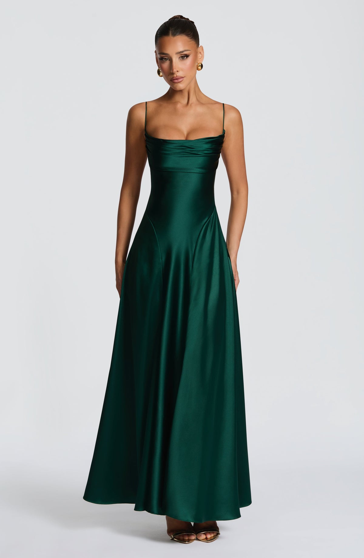 Vestido ALICIA verde oscuro satinado, tirantes finos y escote cuadrado fruncido al frente.