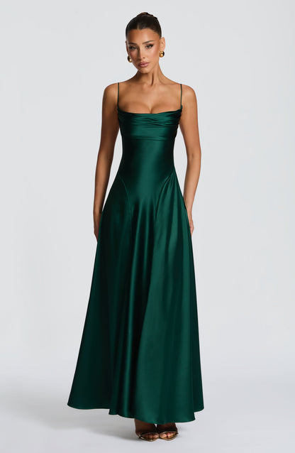 Vestido ALICIA verde oscuro satinado, tirantes finos y escote cuadrado fruncido al frente.
