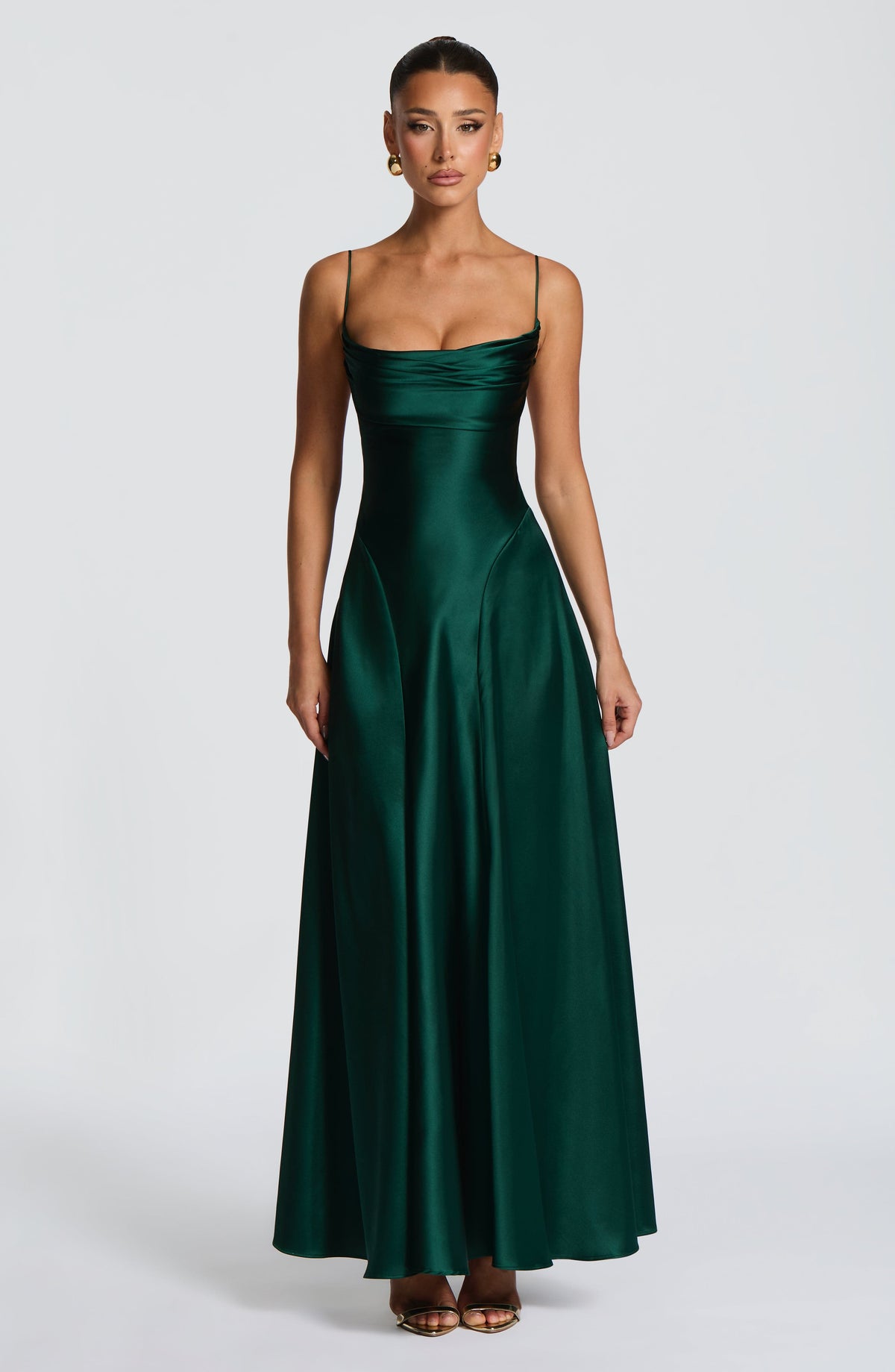 Vestido ALICIA verde oscuro satinado, tirantes finos y escote cuadrado fruncido.