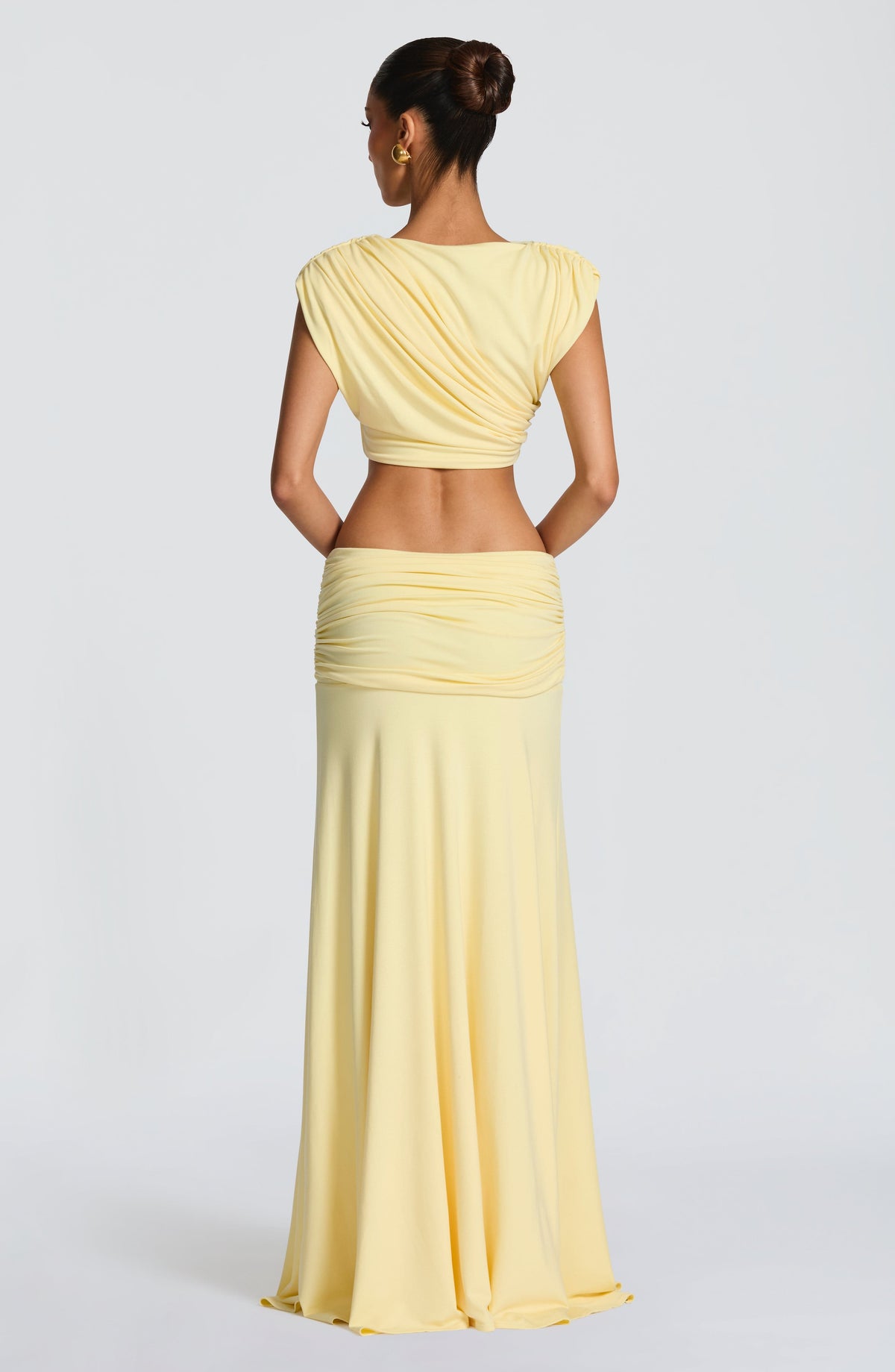 Top corto amarillo limón con espalda descubierta y drapeado fruncido