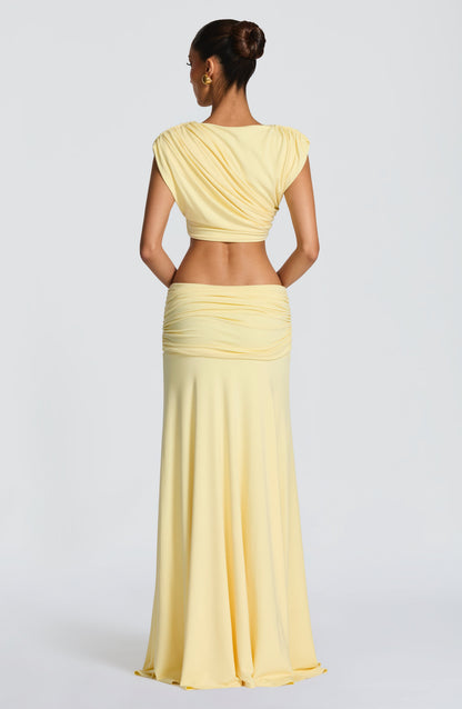 Top corto amarillo limón con espalda descubierta y drapeado fruncido