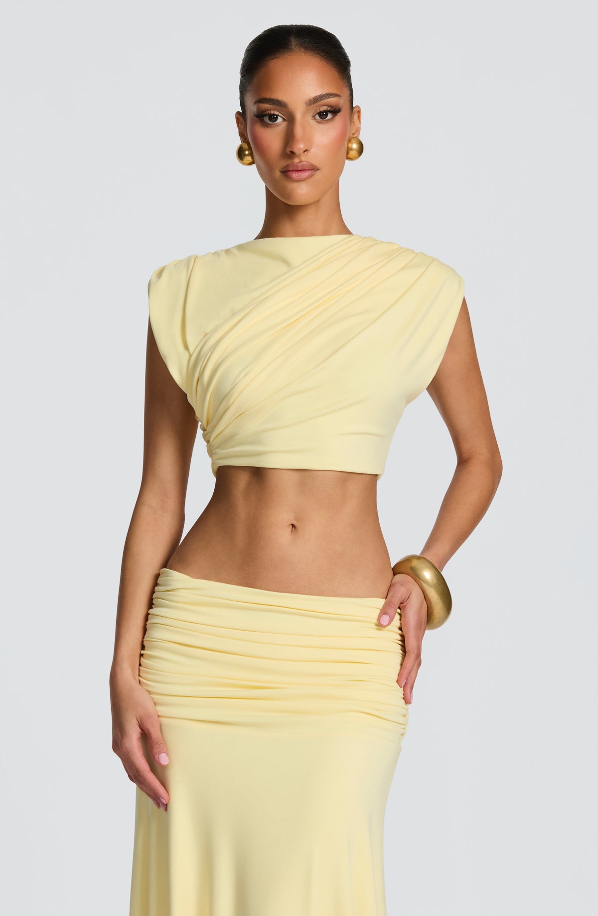 Top corto amarillo limón con drapeado cruzado y manga tipo capa
