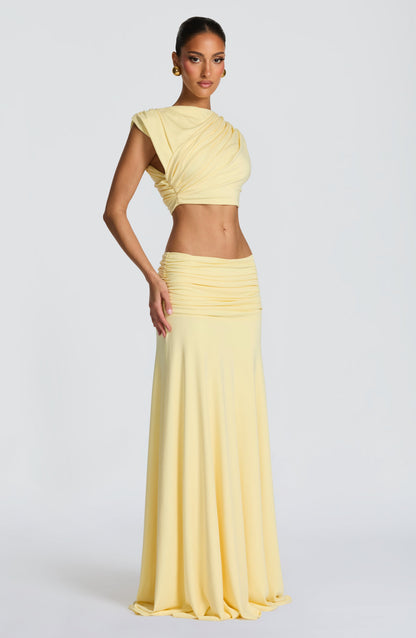 Top corto amarillo limón con drapeado lateral y manga tipo capa