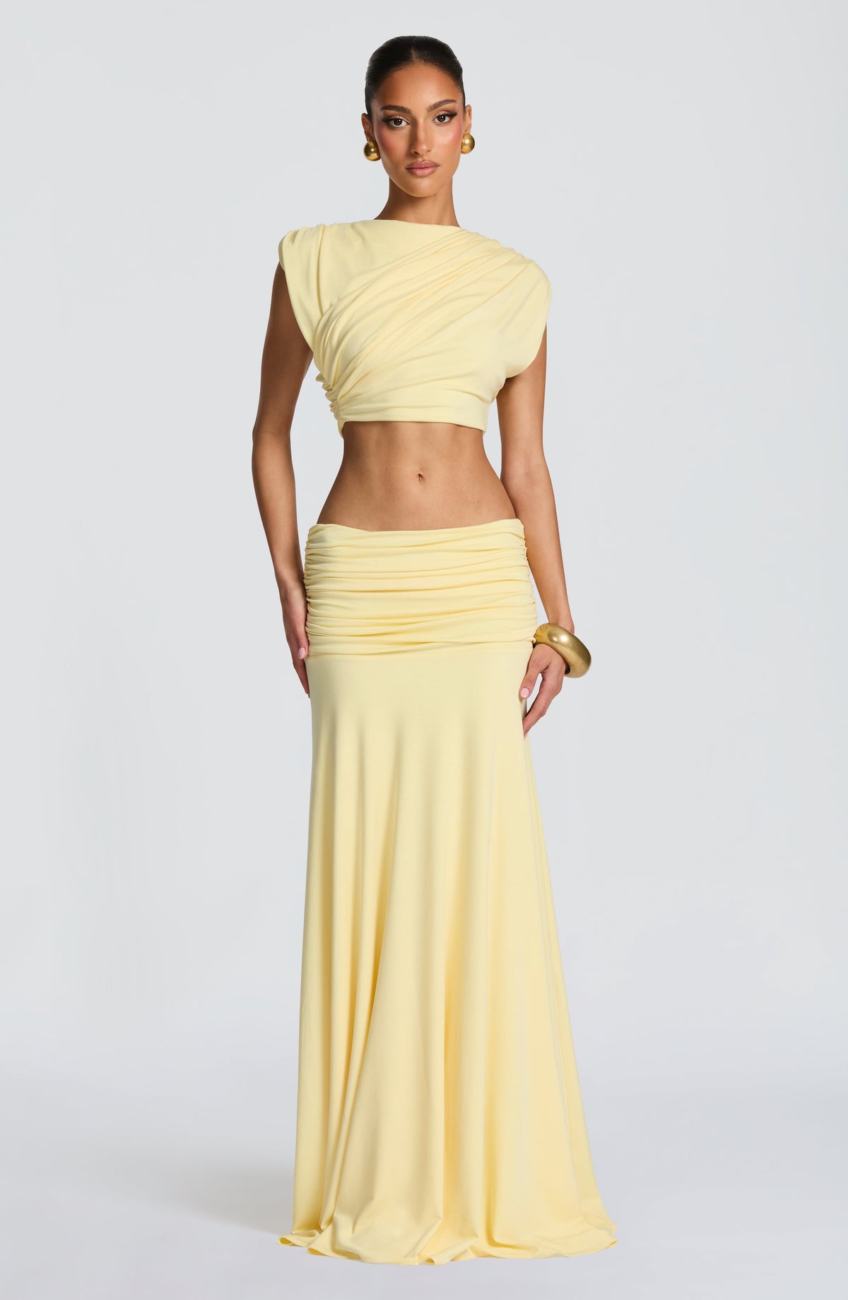 Top corto amarillo limón con drapeado frontal cruzado y hombros descubiertos