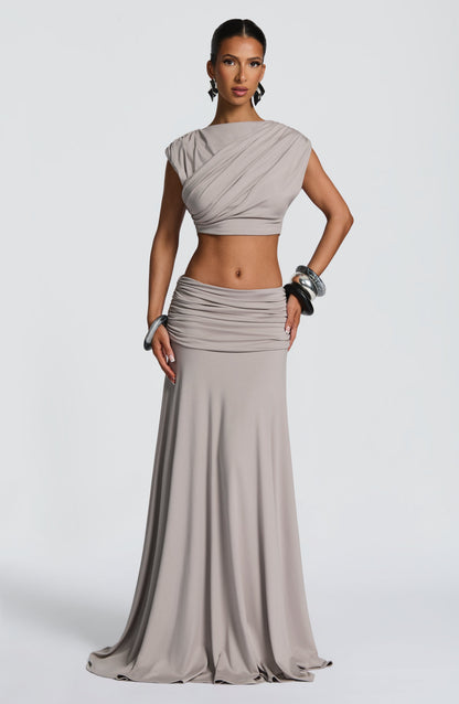 Top Amara drapeado gris claro con hombro descubierto y nudo frontal