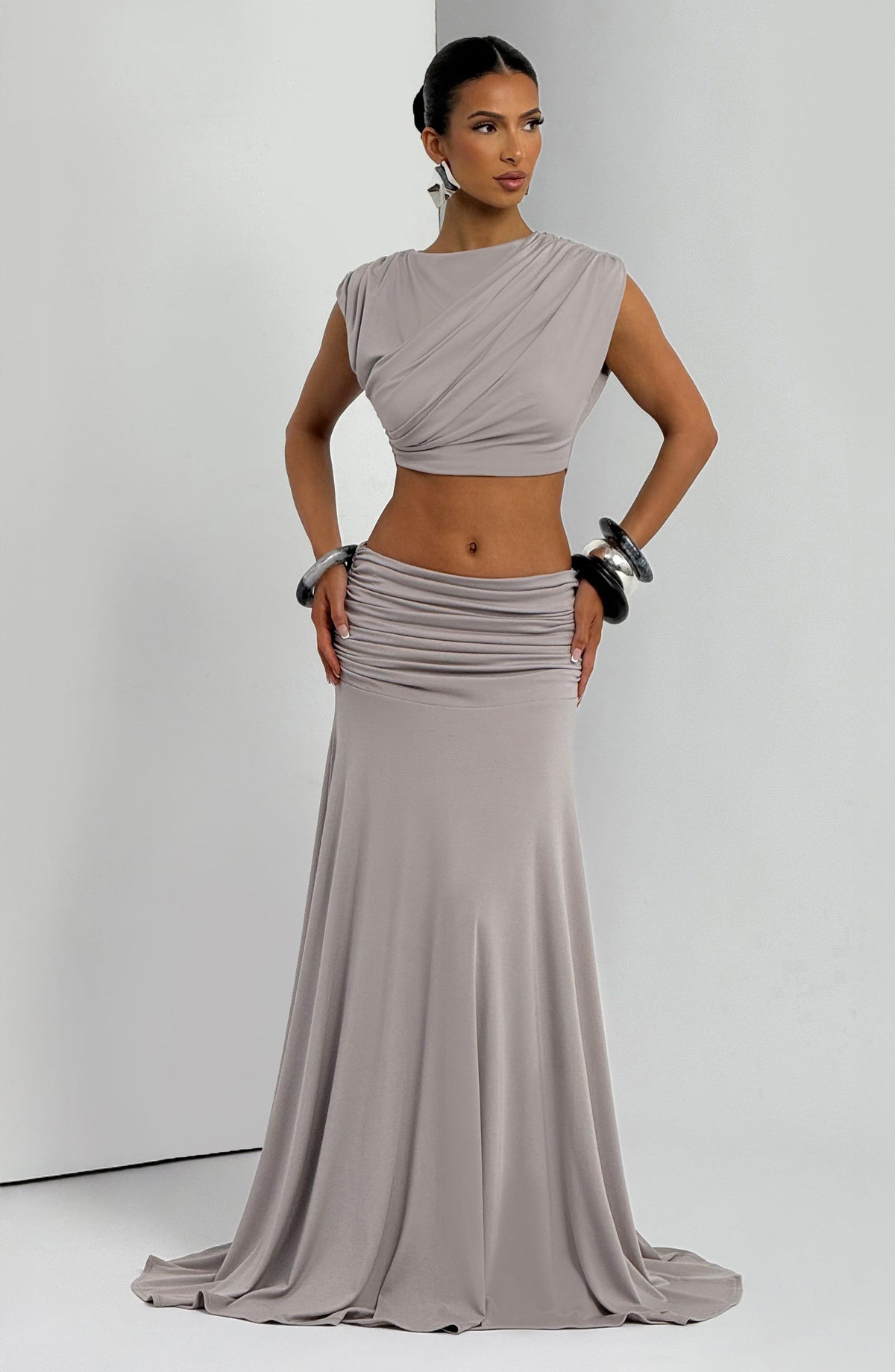 Top Amara drapeado gris claro con cruce frontal y acabado enrollado