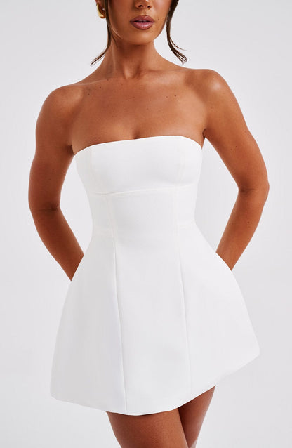 Vestido blanco strapless entallado con falda acampanada, vista frontal cercana.