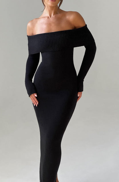 Vestido negro ajustado con hombros descubiertos y mangas largas, abertura frontal