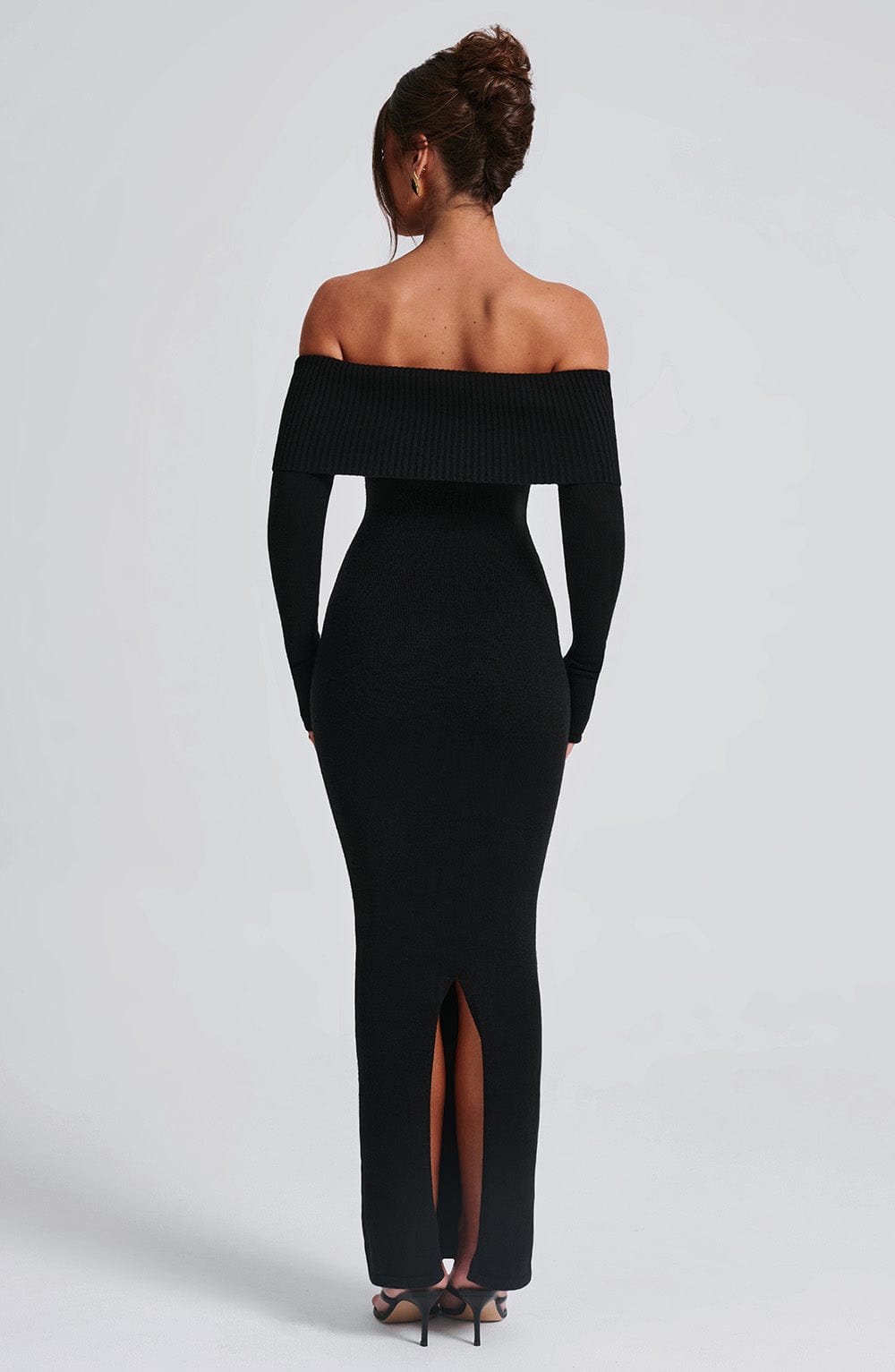 Vestido negro entallado con espalda descubierta parcial y abertura en la pierna, vista trasera