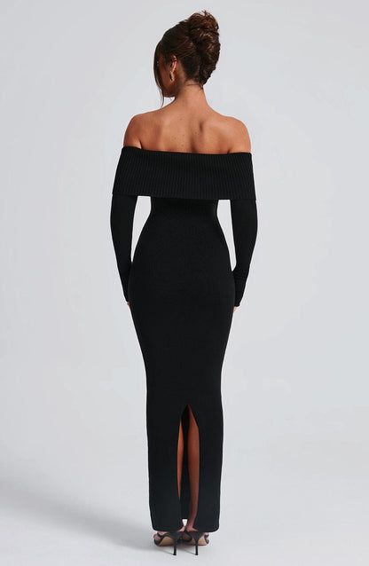Vestido negro entallado con espalda descubierta parcial y abertura en la pierna, vista trasera