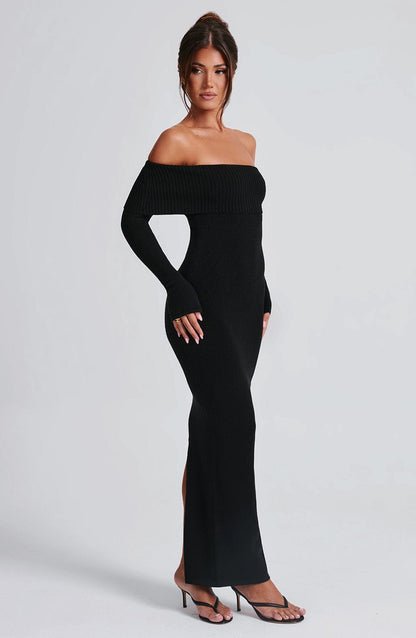 Vestido negro ajustado con escote off-shoulder y abertura en la pierna, vista lateral