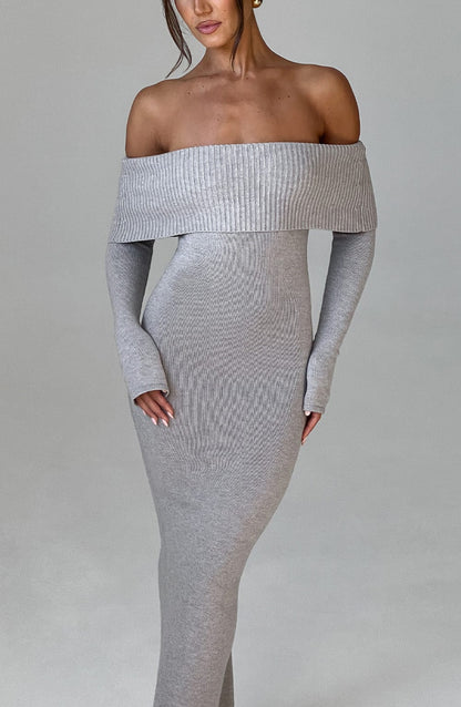 Vestido largo gris claro de punto con escote barco off-shoulder y espalda descubierta.