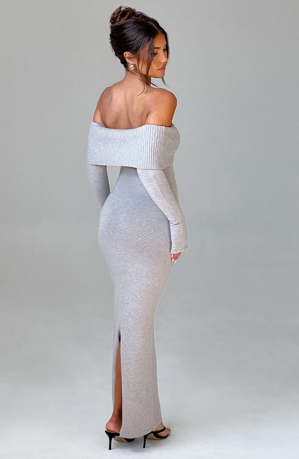 Vestido largo de punto gris claro con escote off-shoulder y abertura frontal en la pierna.