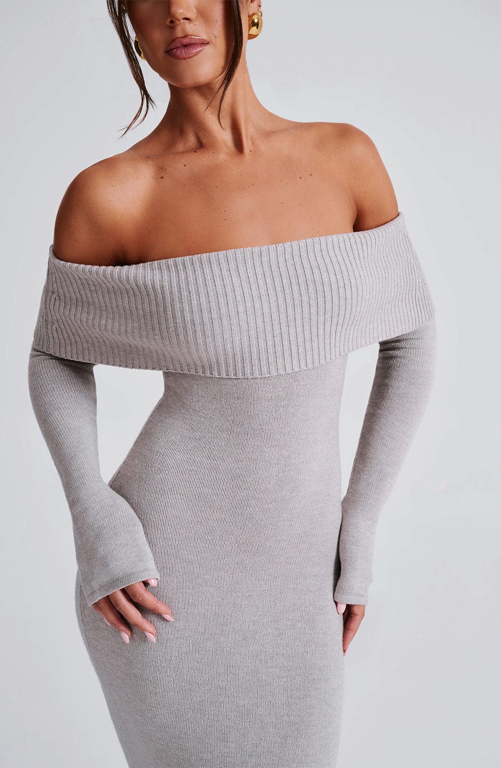 Vestido largo gris claro off-shoulder, escote barco y mangas largas caídas.
