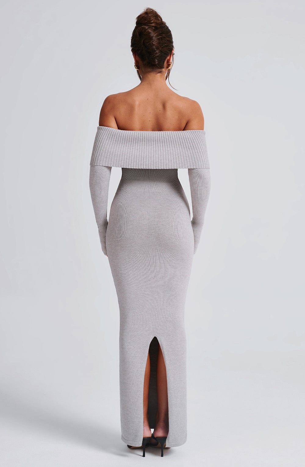 Vestido largo gris claro con espalda descubierta, escote off-shoulder y abertura frontal.