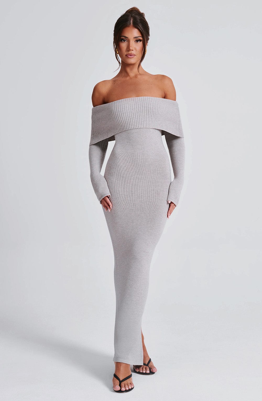 Vestido largo de punto gris claro con escote off-shoulder y falda ajustada entallada.