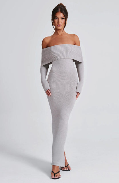 Vestido largo de punto gris claro con escote off-shoulder y falda ajustada entallada.