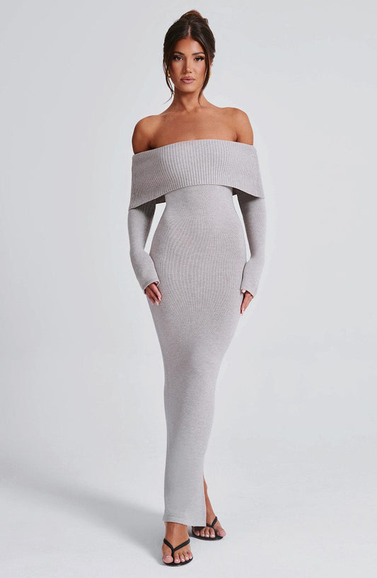 Vestido largo de punto gris claro con escote off-shoulder y falda ajustada entallada.