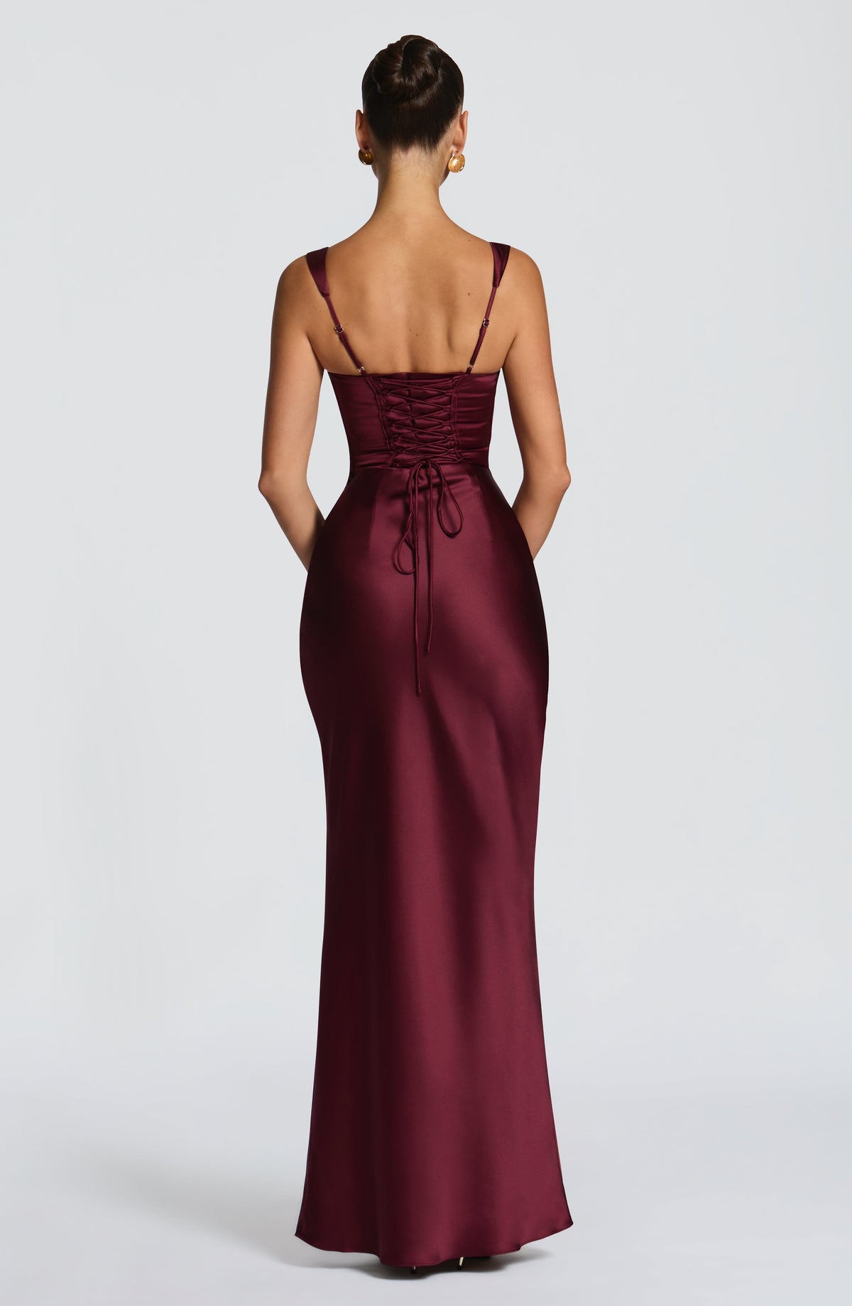 Vestido largo satinado burdeos con espalda descubierta y lazos en la cintura