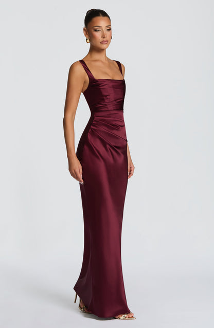 Vestido largo satinado burdeos con tirantes y falda entallada sirena, drapeado frontal