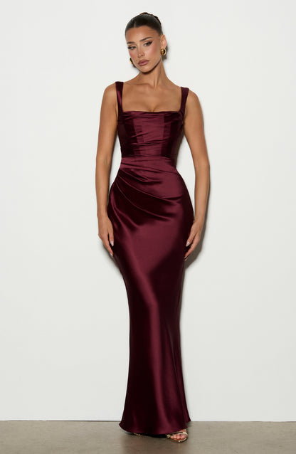 Vestido largo satinado burdeos, tirantes finos y escote cuadrado, fruncido al centro