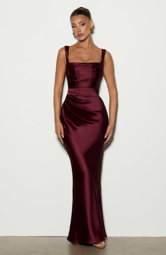 Vestido largo satinado burdeos, tirantes finos y escote cuadrado, fruncido al centro