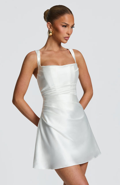 Vestido CALA blanco con tirantes finos, frunces en el pecho y falda corta acampanada