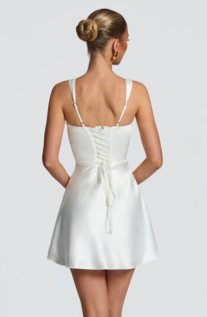 Vestido CALA blanco, espalda con cordones cruzados y escote cuadrado trasero