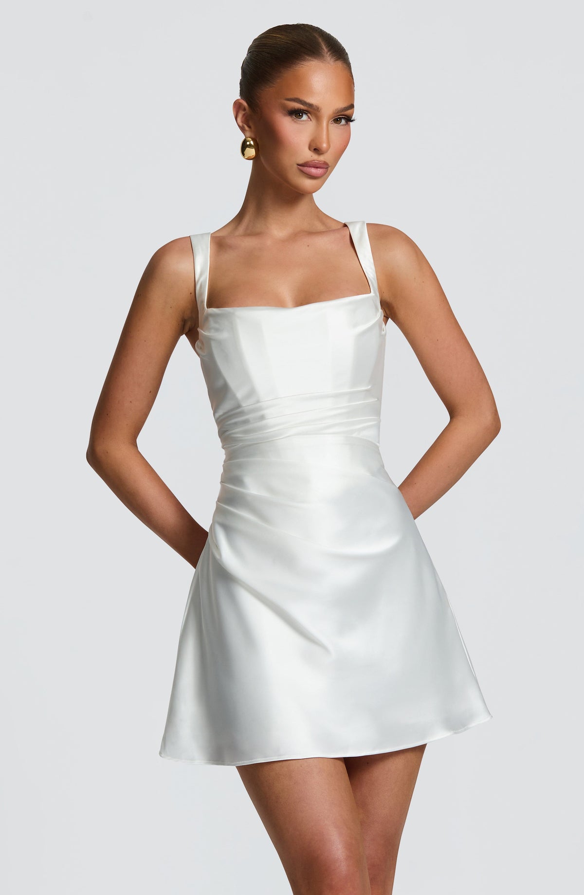 Vestido CALA blanco satinado, tirantes finos y escote cuadrado, falda acampanada