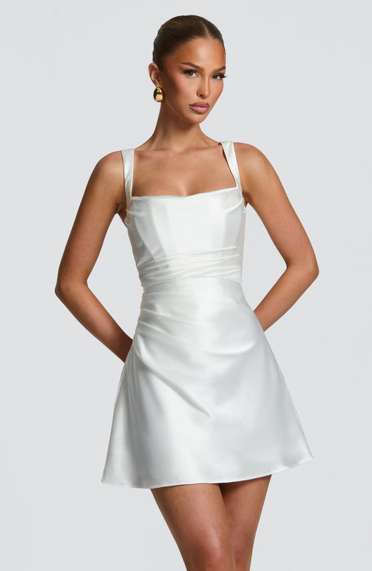 Vestido CALA blanco satinado, tirantes finos y escote cuadrado, falda acampanada