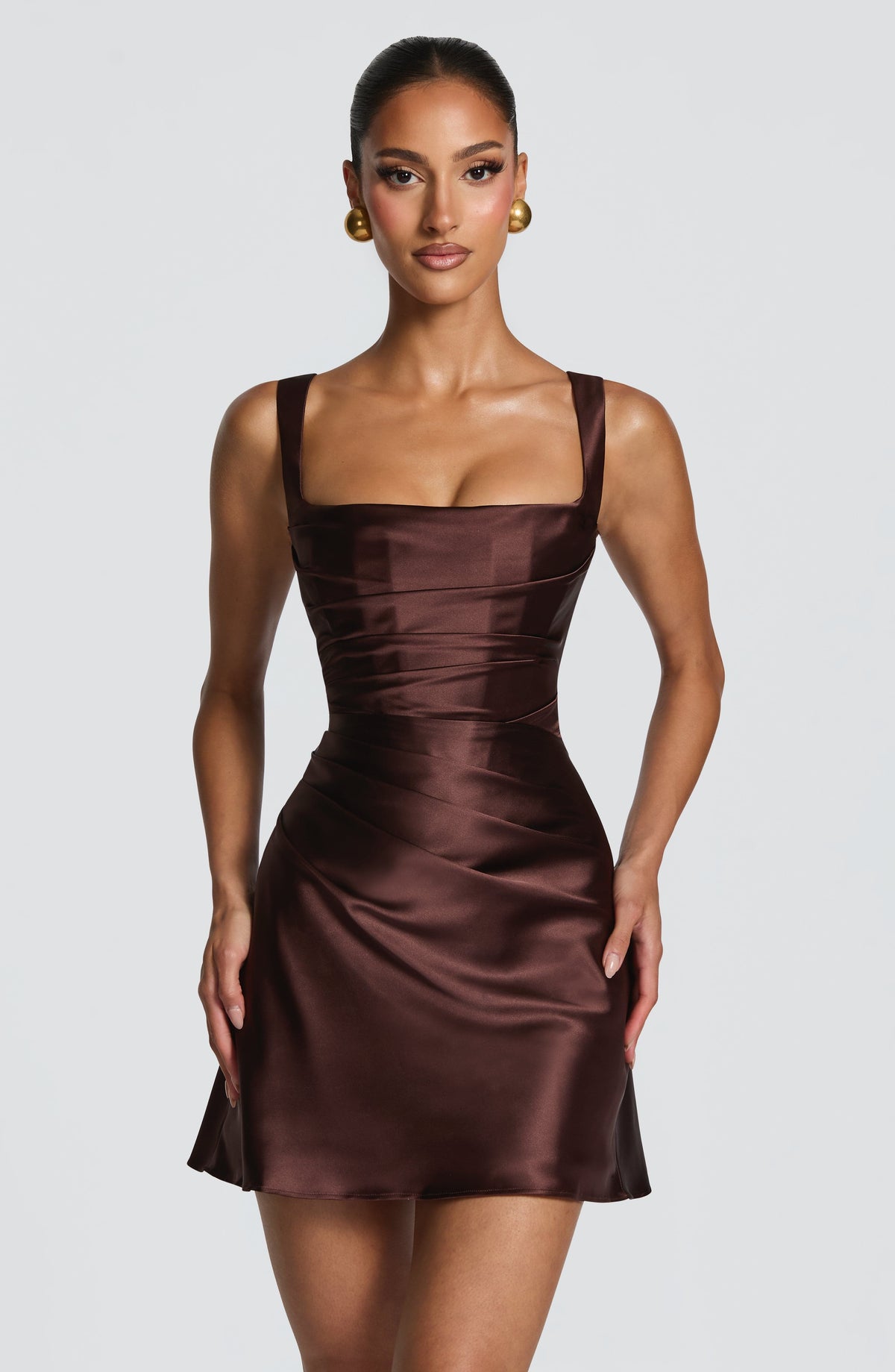Vestido satinado marrón oscuro con cuerpo entallado y escote cuadrado