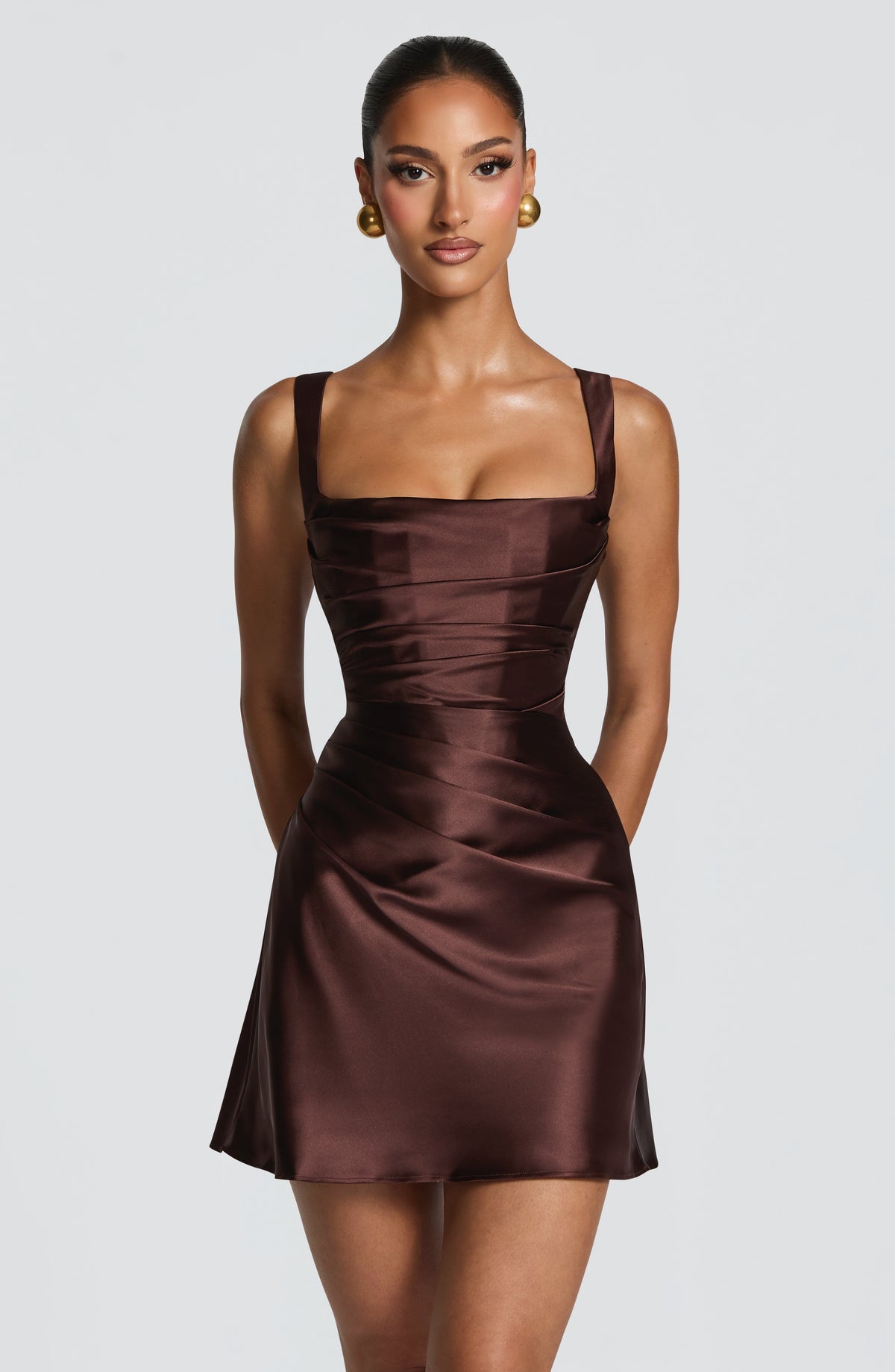 Vestido satinado marrón oscuro con tirantes finos y escote cuadrado, falda acampanada