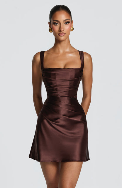 Vestido satinado marrón oscuro con tirantes finos y escote cuadrado, falda acampanada