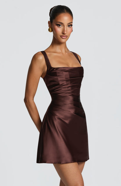 Vestido satinado marrón oscuro sin mangas con tirantes finos y escote cuadrado