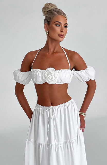 Top bustier marfil con tirantes finos, escote corazón y flor central de volante
