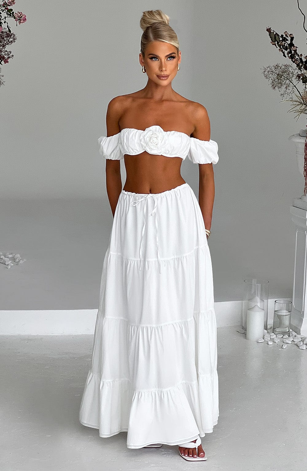 Top marfil Carmen off-shoulder con frunces en el escote y flor central