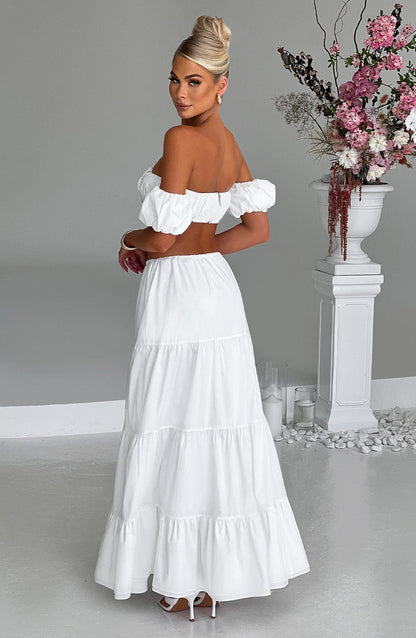 Top marfil off-shoulder con frunces y rosa central, vista lateral posterior