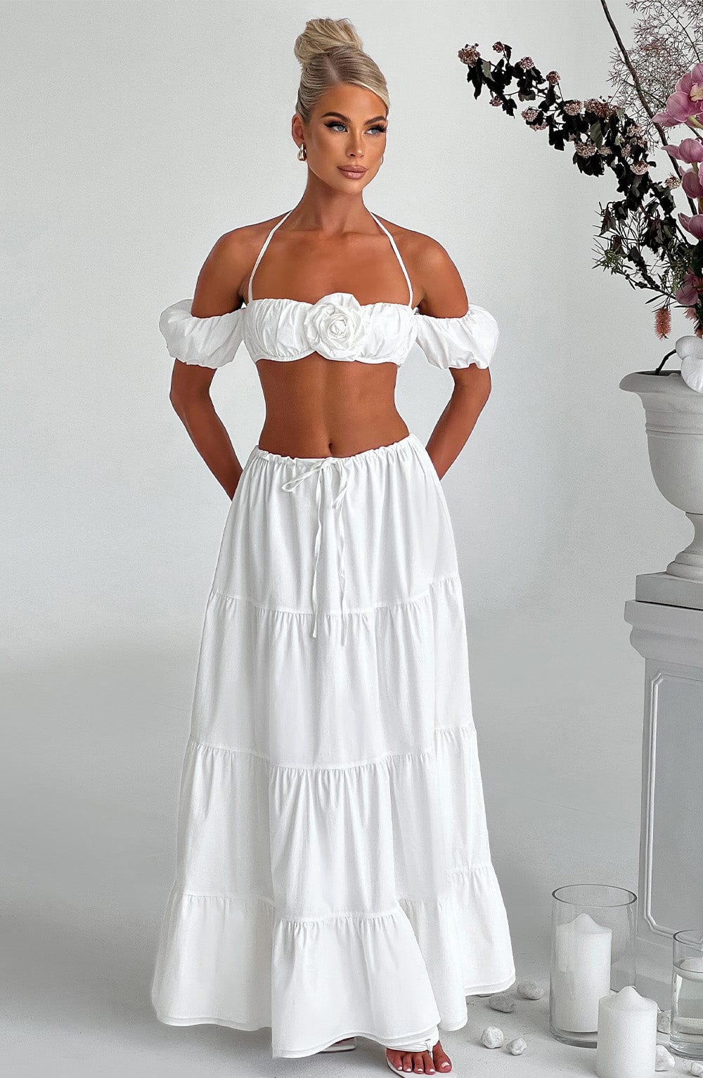 Top marfil Carmen off-shoulder con frunces, volante y flor central