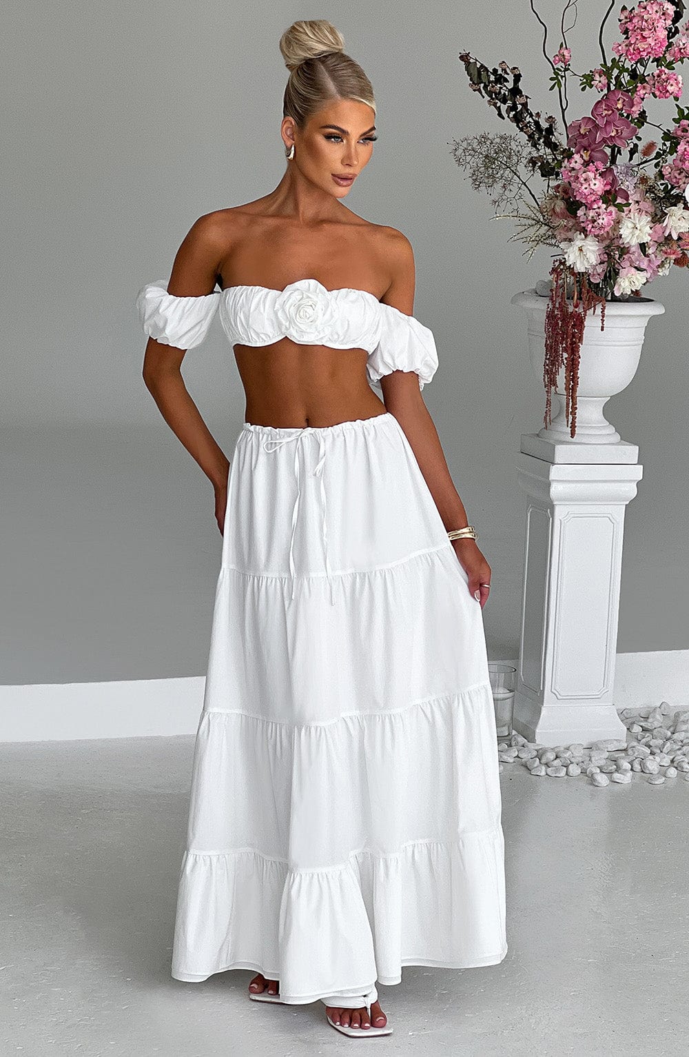 Top marfil estilo Carmen bardot con escote palabra de barco y volante con flor